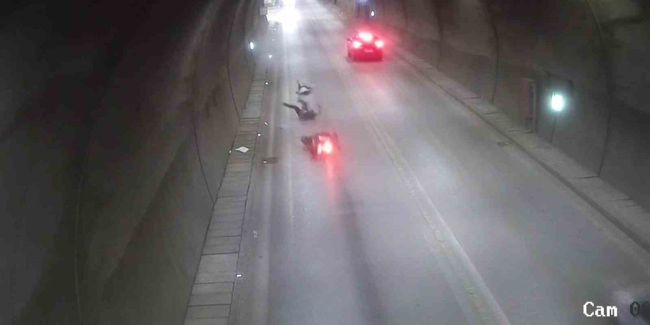 Amasya’da Tünelde Devrilen Motosikletten Düşerek Metrelerce Sürüklendiler, Kaza Anı Kamerada