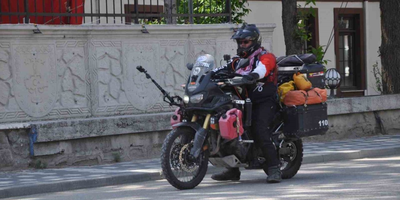 Taylandlı Turist Türkiye’yi Motosikletiyle Şehir Şehir Geziyor
