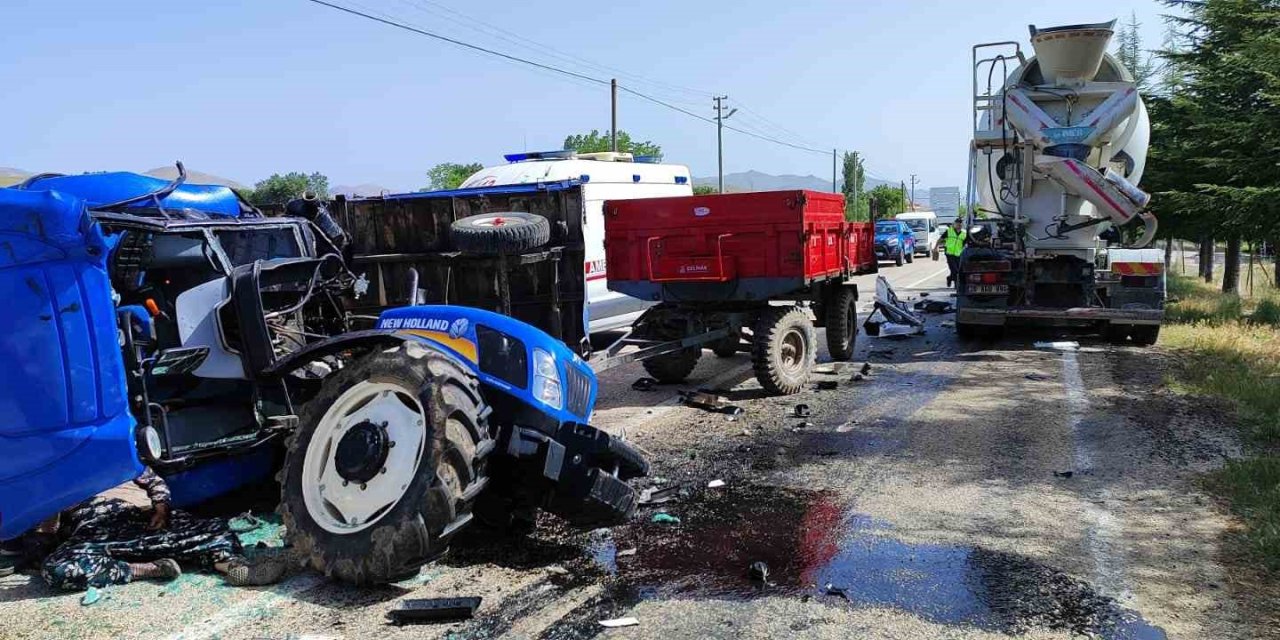 Beton Mikseri İle Traktörün Çarpıştığı Kazada 3 Kişi Yaralandı
