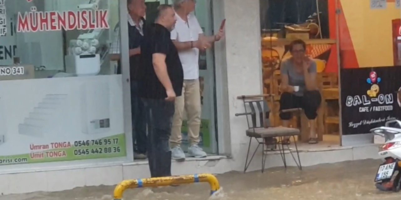 Edremit’te Yağıştan Dolayı Birçok İşyerini Su Bastı