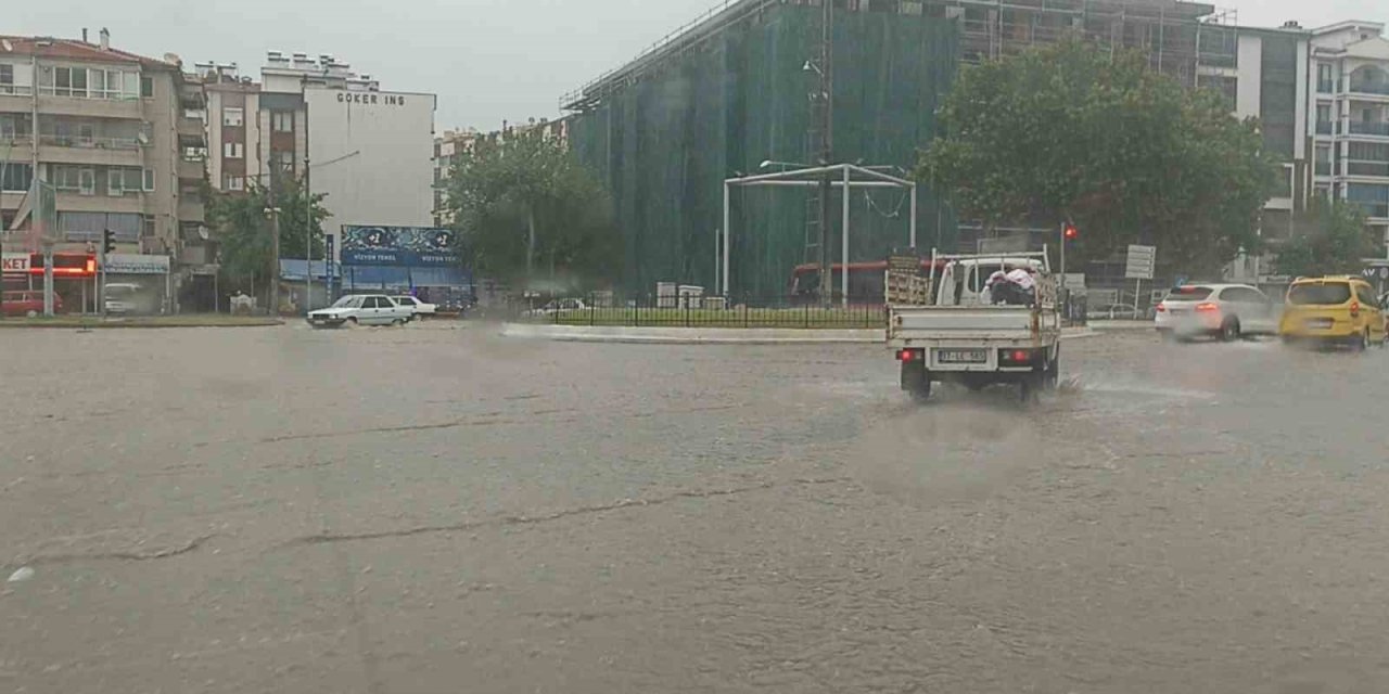Edremit’te Sağanak Yağış Yolları Göle Çevirdi