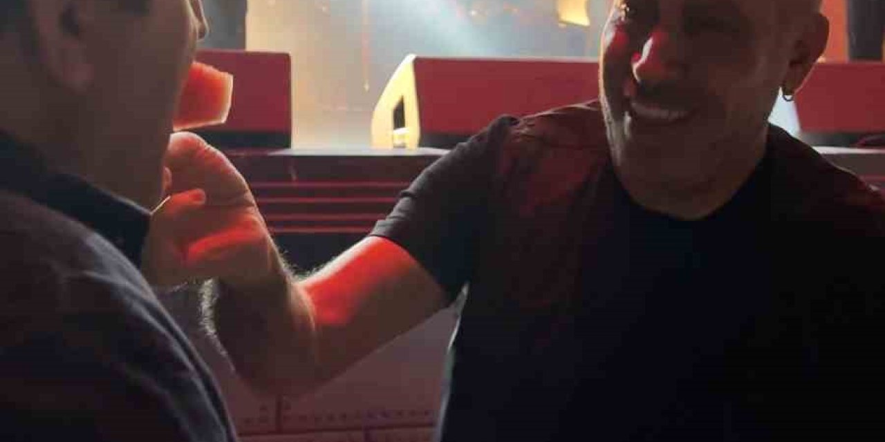 Gözlüğü Haluk Levent’e Kaptırdı, Hayranlarını Eliyle Besledi