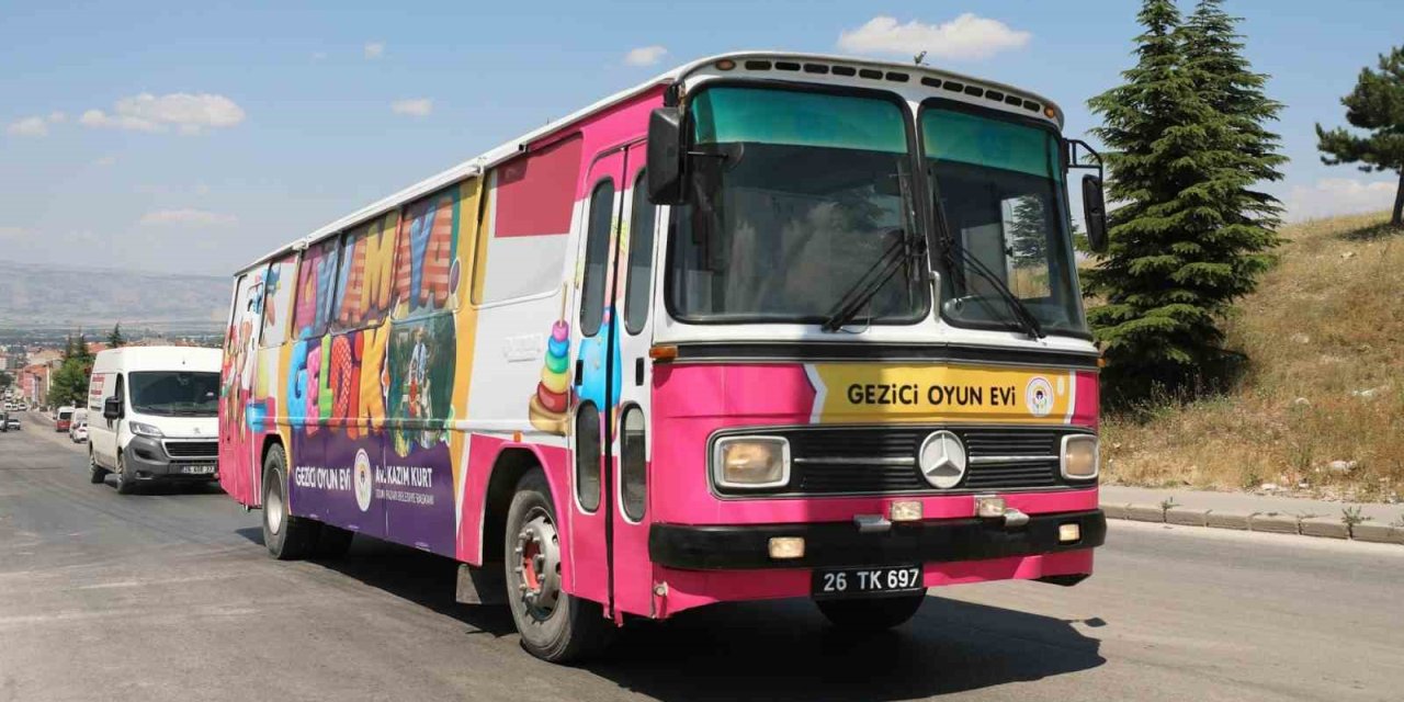 Anne Ve Babalar Pazarda Alışverişte, Çocuklar İse ’gezici Oyun Evi’ İle Etkinlikte