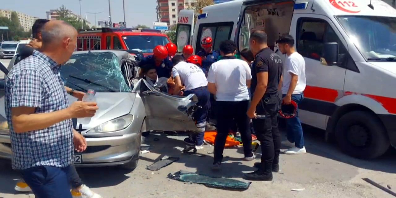 Otomobil, Durakta Yolcu Alan Minibüse Çarptı: 7 Yaralı