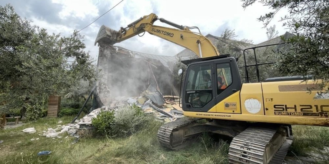 Ayvacık’ta Kaçak Yapı Yıkım Çalışmaları Sürüyor