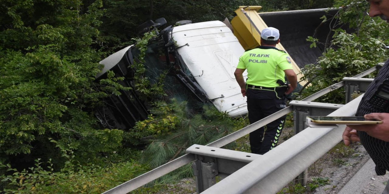 Sinop’ta kamyon devrildi: 1 yaralı