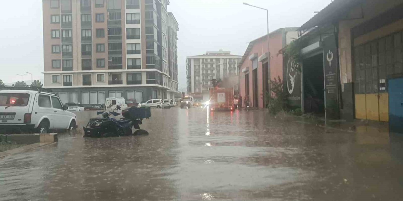 Edremit’te Su Basan Yollarda Mahsur Kalanları İtfaiye Ekipleri Kurtardı