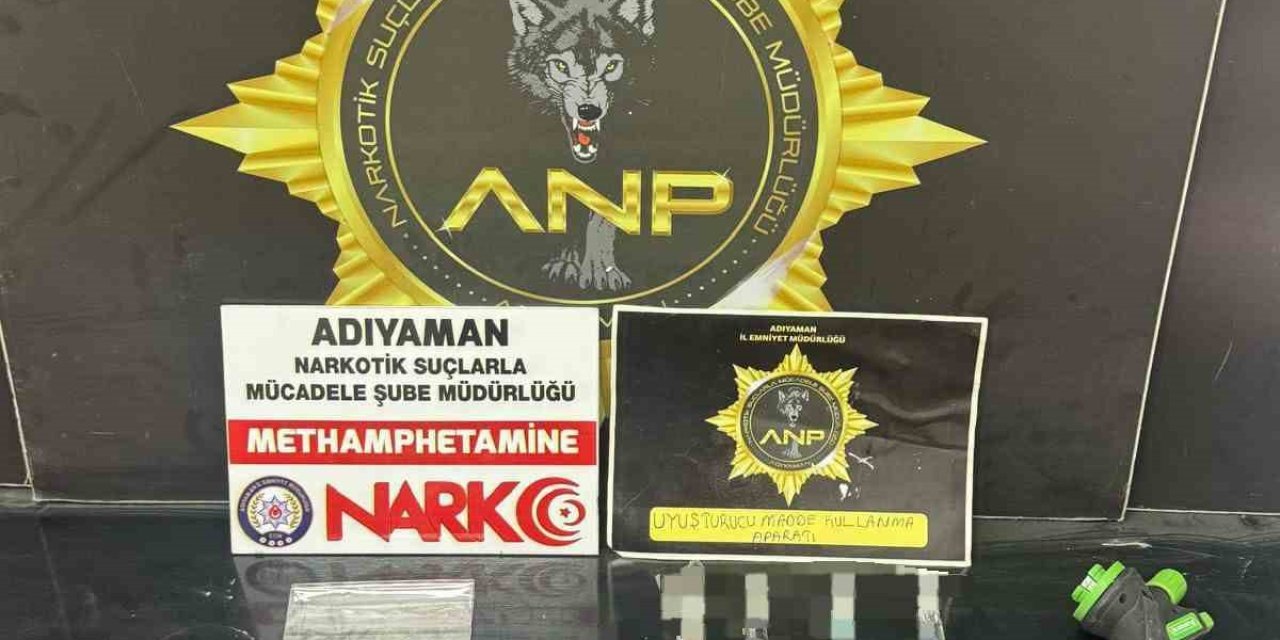 Şüpheli Şahısların Üzerinden Uyuşturucu Ve Silah Çıktı