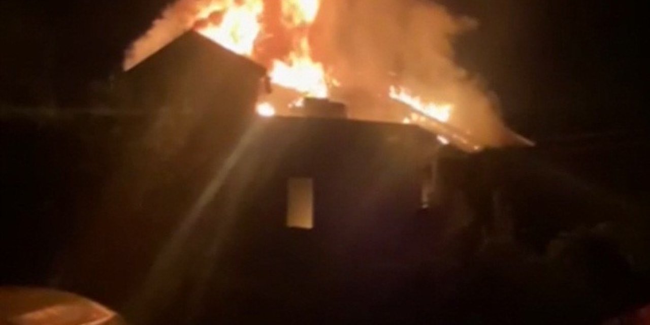 Sinop’ta 2 Katlı Ahşap Ev Alevlere Teslim Oldu