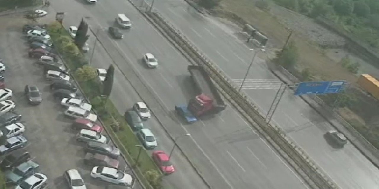 Kontrolden Çıkan Tırın Kaza Anı Güvenlik Kamerasında