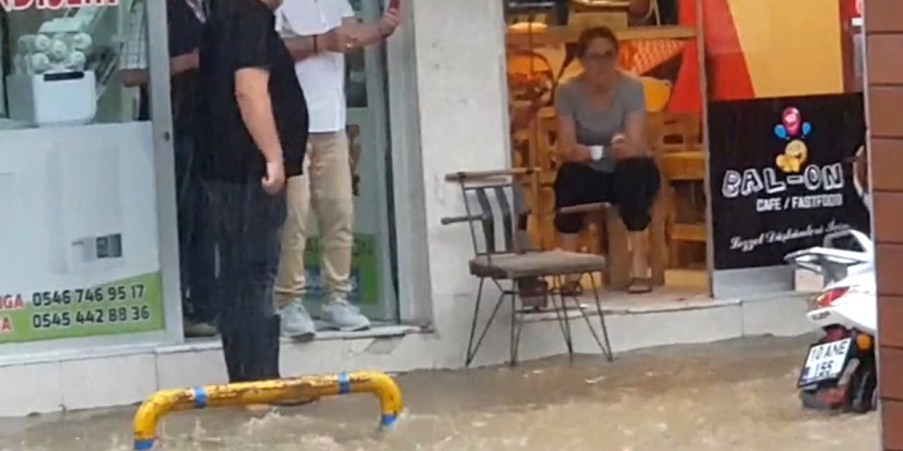 Edremit’te Esnaf Seli Kahve İçerek Seyretti