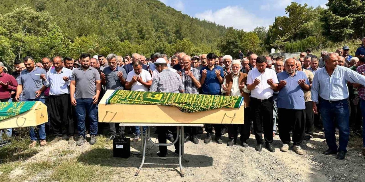 Kardeşi Tarafından Öldürülen Kadın Ve Kocası Toprağa Verildi