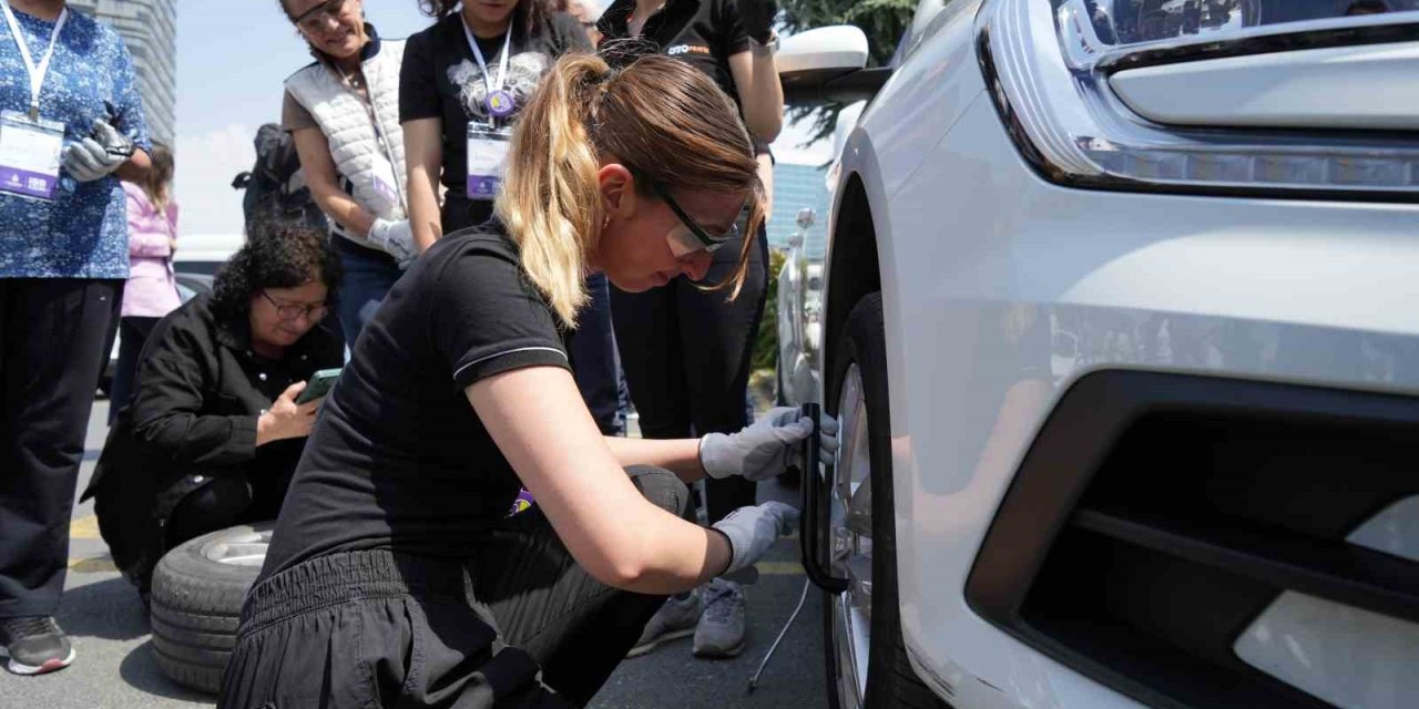 Bakırköy’de Kadınlara "Lastik Değiştirme" Dersi