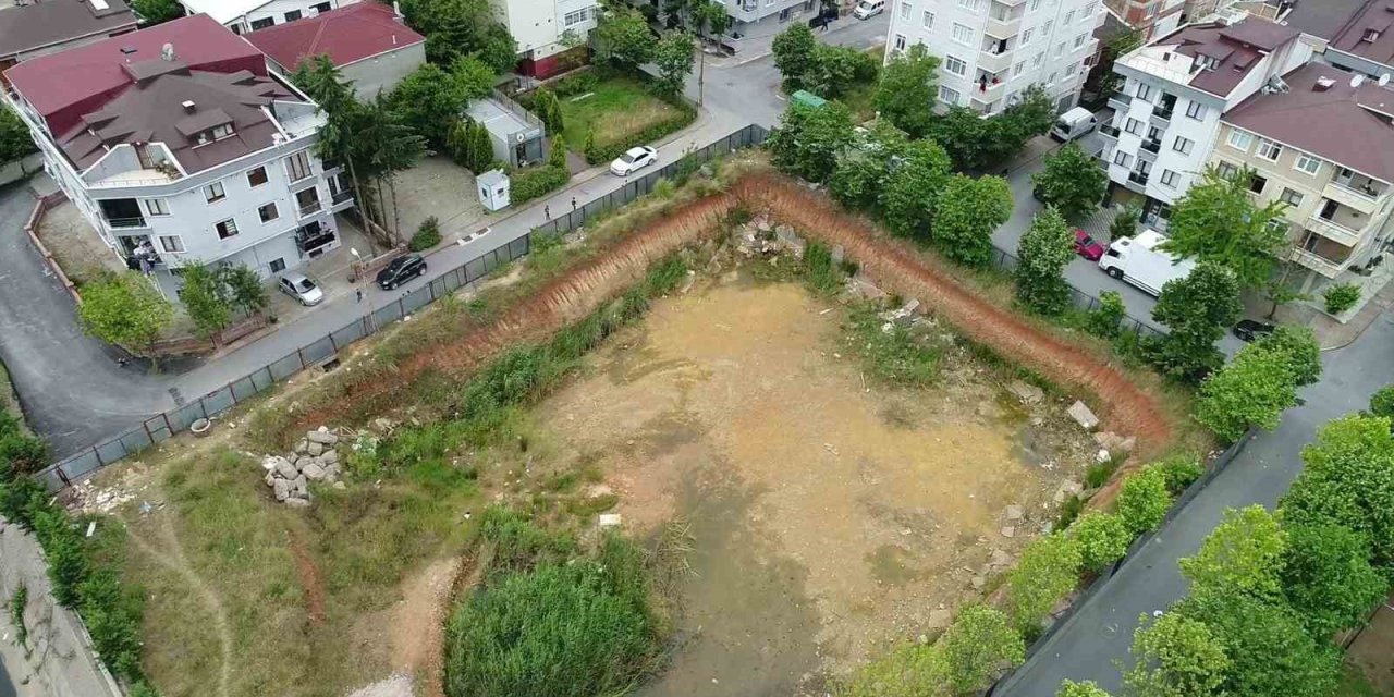 Sancaktepe’de İnşaat Temelindeki Su Birikintisi Belediye Ekipleri Tarafından Tahliye Edildi