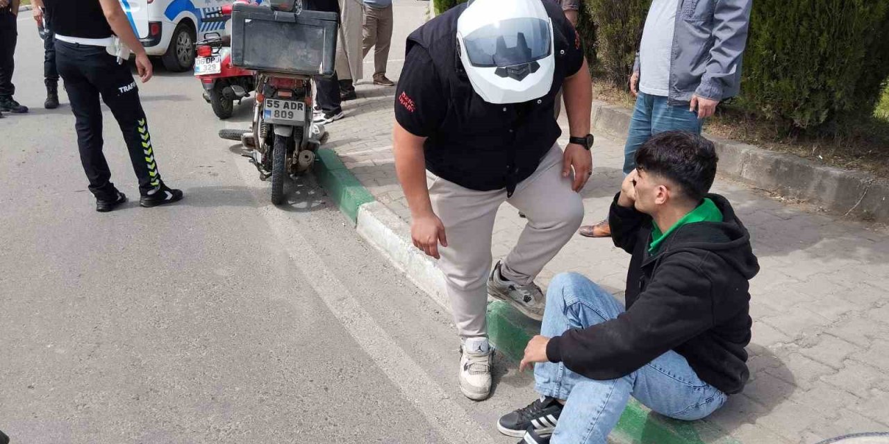 Otomobille Çarpışan Motokurye Yaralandı