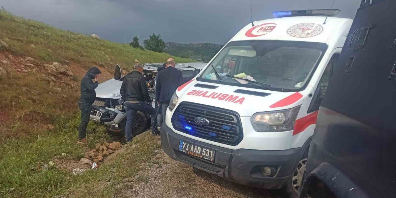 Hafriyat Kamyonu İle Polis Aracı Çarpıştı: 1 Yaralı