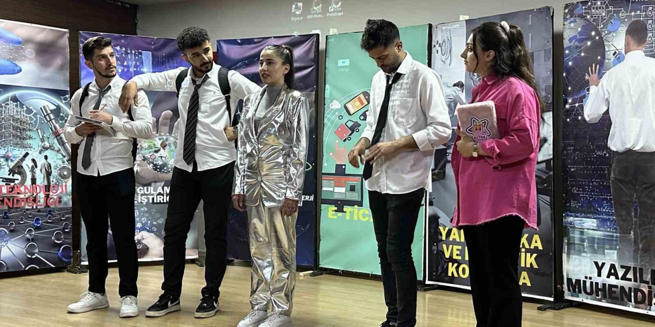 Yüksekova’da “Geleceğin Teknoloji Yıldızları Yetişiyor” Programı Tiyatroyla Tanıtıldı