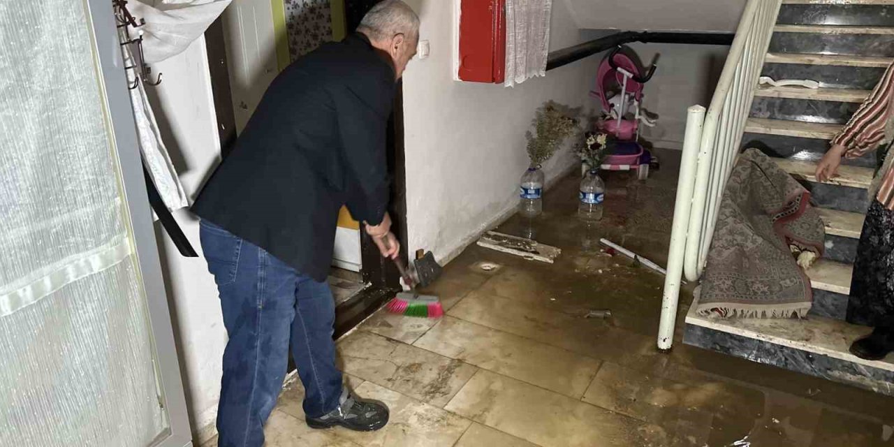 Bursa’da Sağanak Yağış Hayatı Felç Etti: Evleri Su Bastı, Yollar Kapandı