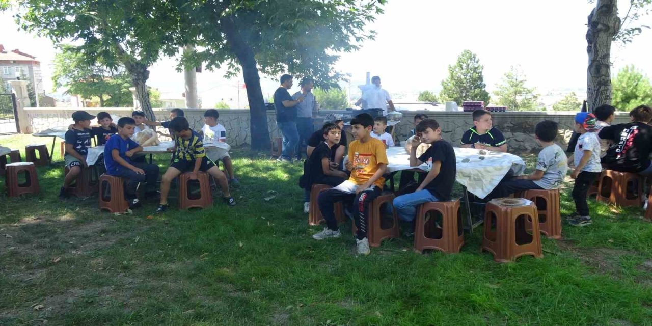 Yaz Kur’an Kursu öğrencilere mangalda köfte