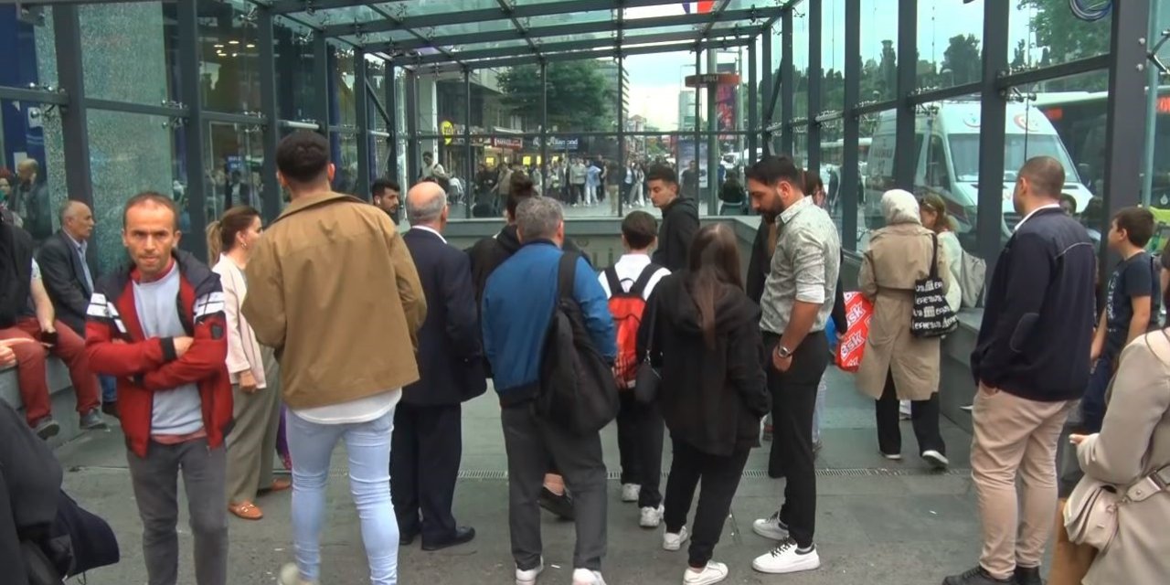 Şişli-mecidiyeköy Metro İstasyonu’nda Bir Genç Kız Raylara Atlayarak İntihar Etti