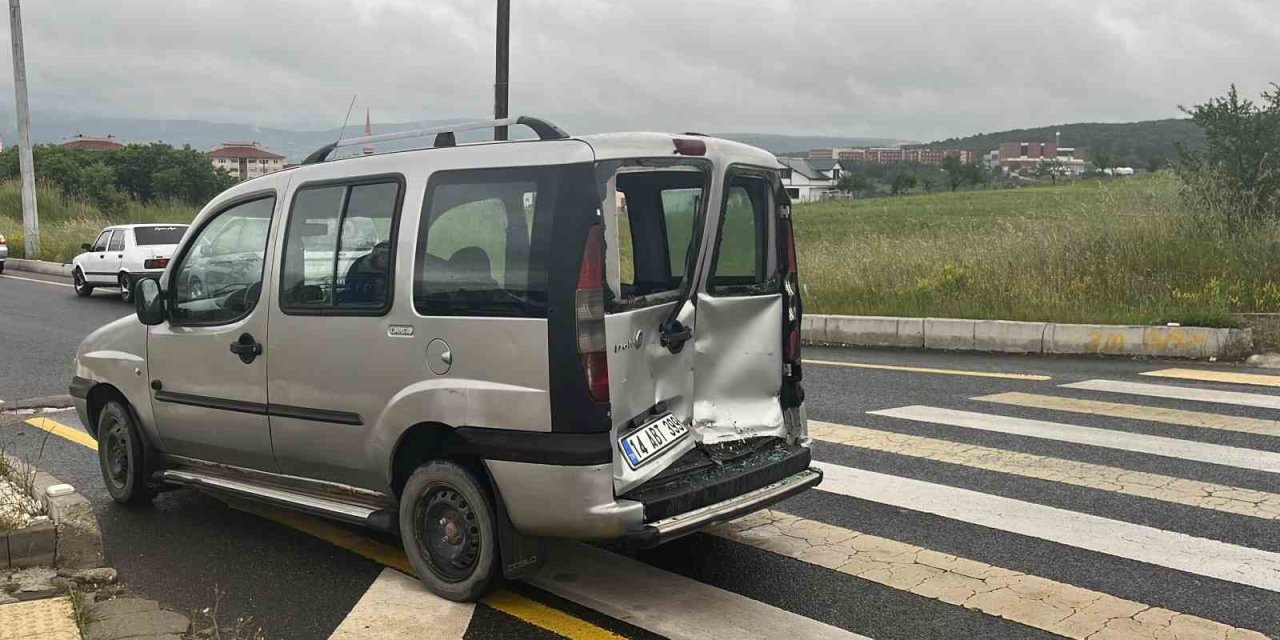 Işıkta Durmayan Kamyonet, Ticari Araca Çarptı: 2 Yaralı