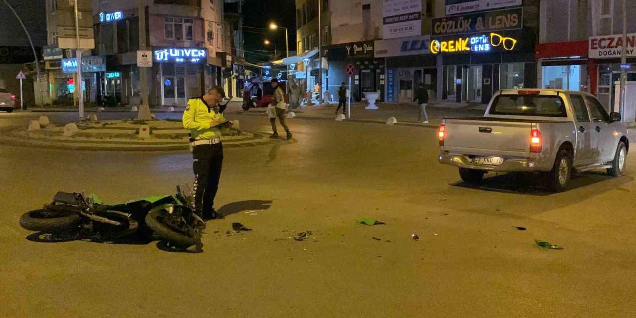 Sürat Motoru İle Kamyonet Çarpıştı: 1 Yaralı