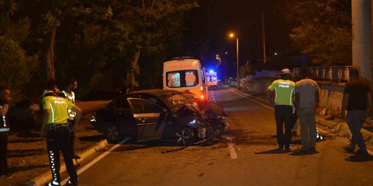 Konya’da Otomobil Aydınlatma Direğine Çarptı: 4 Yaralı