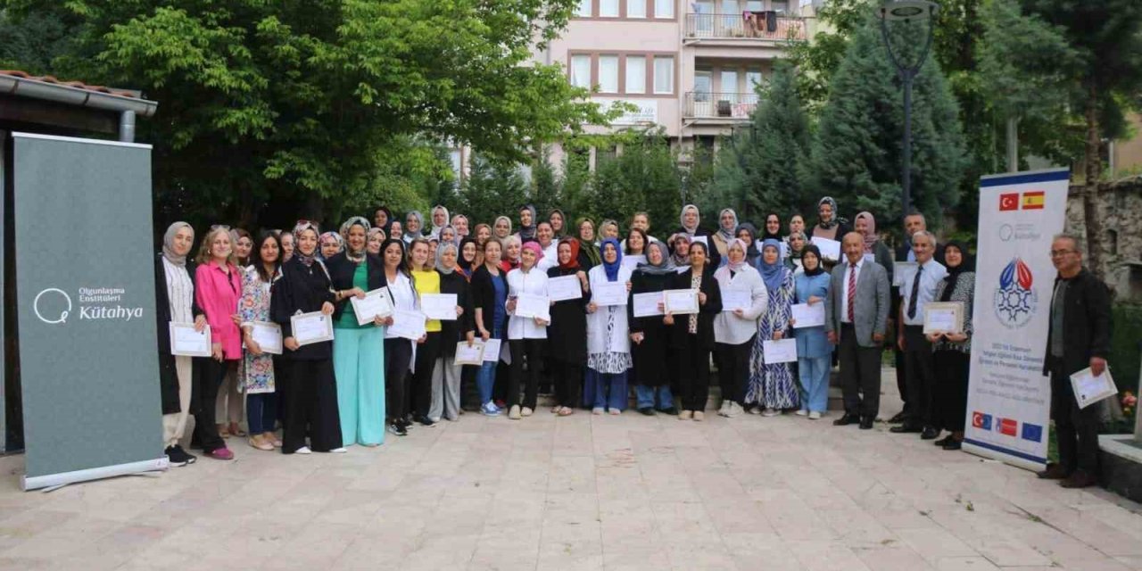 Kütahya’da Olgunlaşma Enstitüsü Personeline Başarı Ve Teşekkür Belgesi