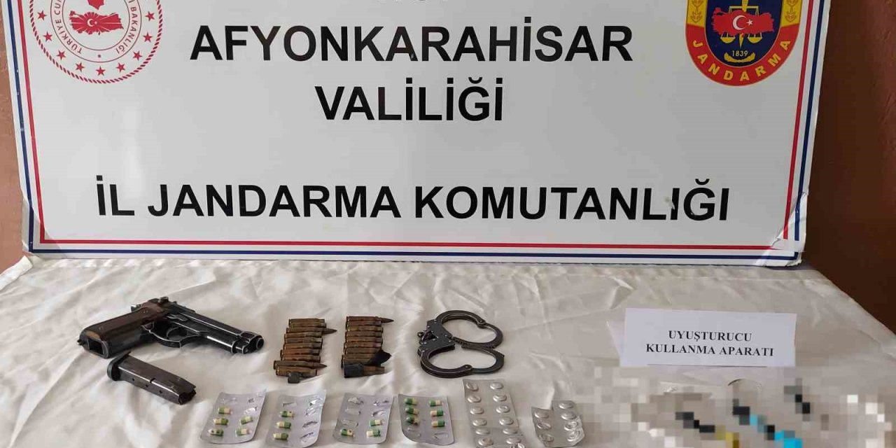 Uyuşturucu Baskınında Tabanca Ve Kelepçe Ele Geçirildi
