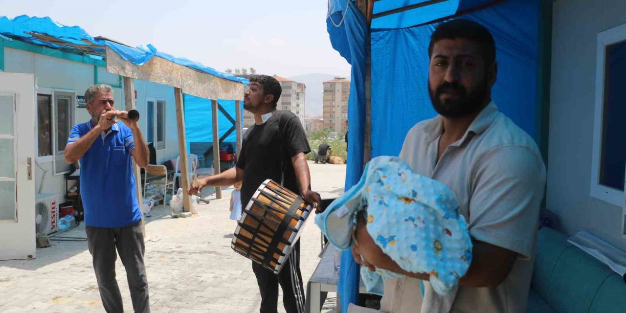 5 Kızın Ardından Doğan Erkek Evlat Davul Ve Zurnayla Karşılandı