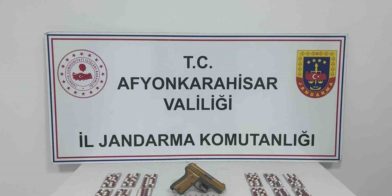 Uyuşturucu Hapları Satamadan Jandarmaya Yakalandılar