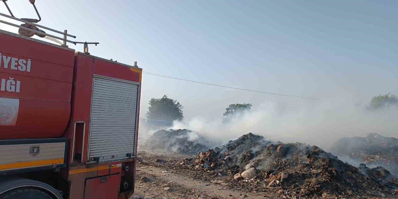 Kumlu’da Çöp Yangını Kepçe Yardımıyla Söndürüldü