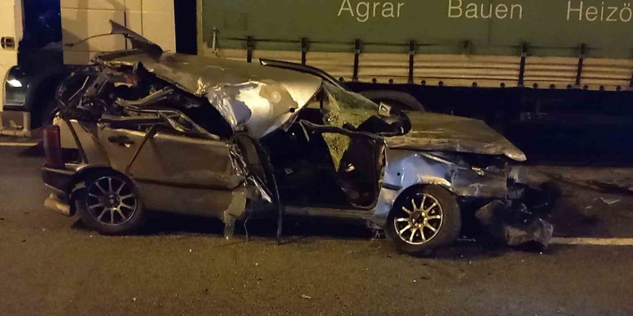 Tıra Çarpan Otomobil Hurdaya Döndü: 1 Yaralı