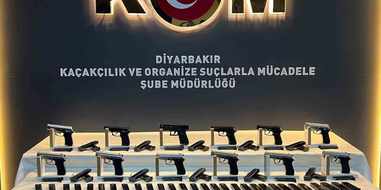 Diyarbakır’da Salça Kovaları İçinden 14 Adet Tabanca Ve Aparatları Ele Geçirildi