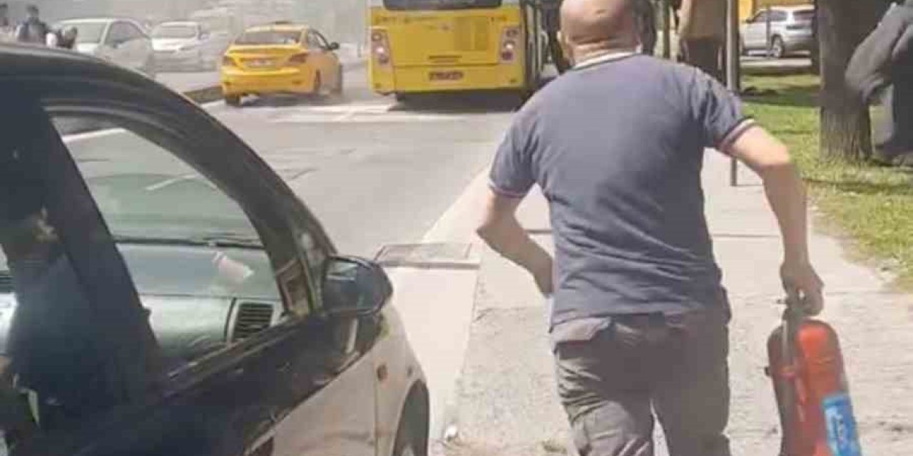 İstanbul’da Hareketli Dakikalar: İett Otobüsü Yandı, Vatandaş Yangın Söndürme Tüpüyle Müdahale Etti