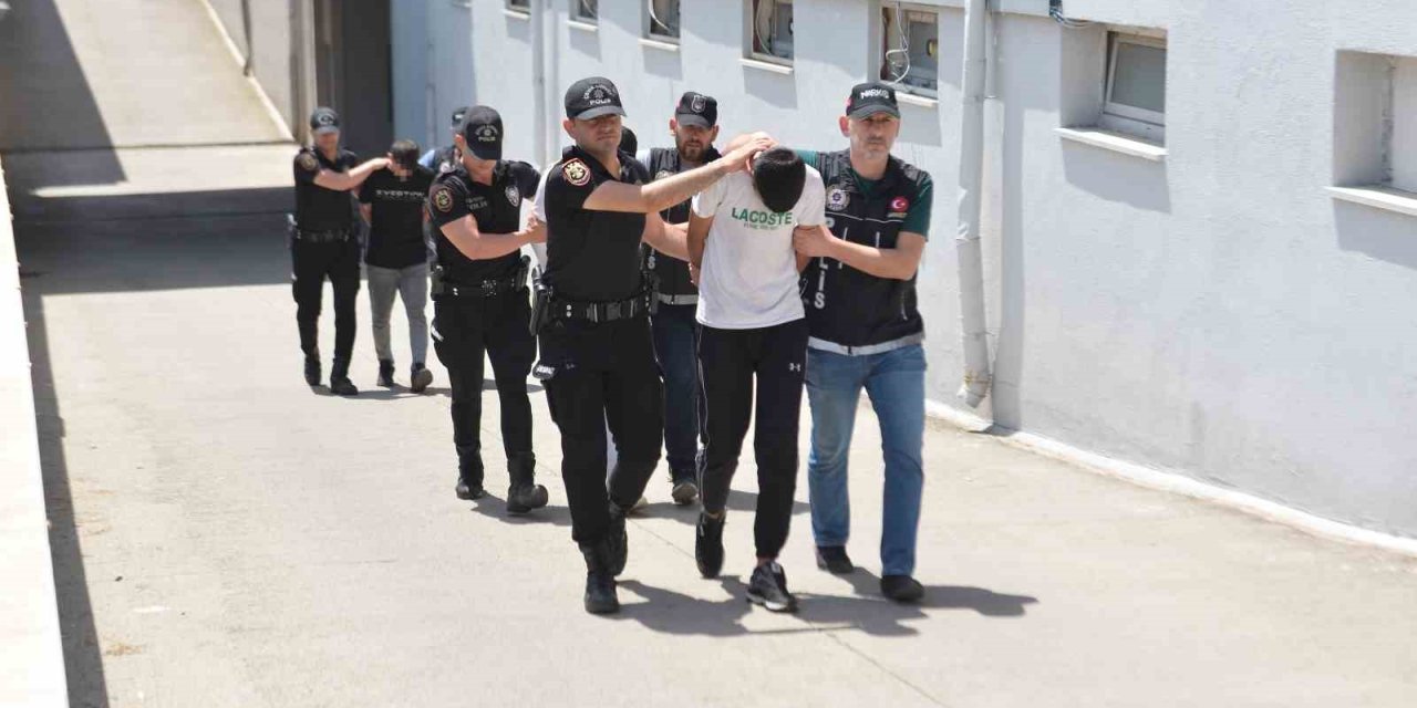 Narkotik Polisleri, Kamyonette 4 Kilo 400 Gram Esrar Ele Geçirdi