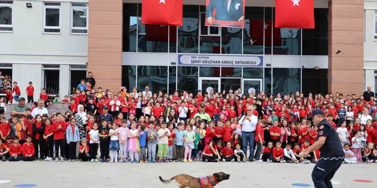 Minikler Jandarma Ekipleriyle Eğlenceli Vakit Geçirdi