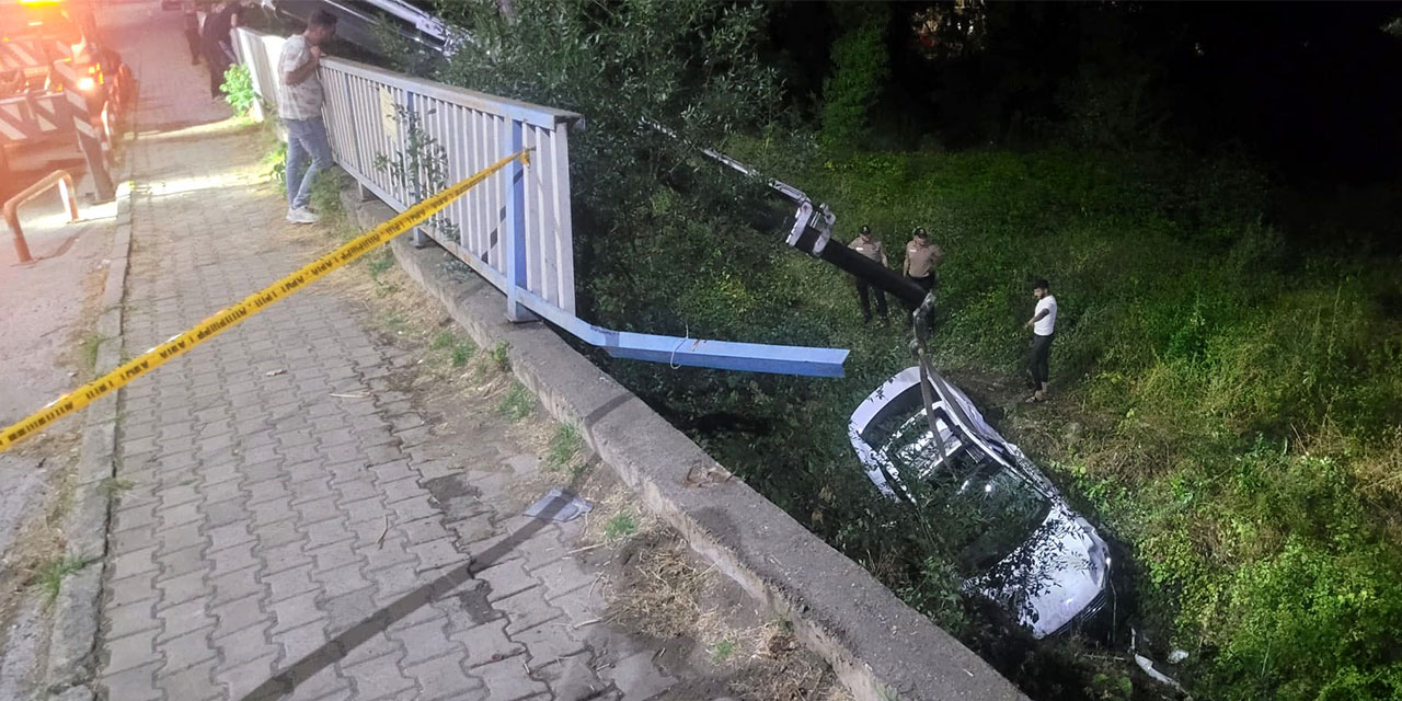 Trabzon'da köprü üzerinde korkulukları yıkan otomobil, 30 metre yükseklikten yuvarlandı: 5 yaralı