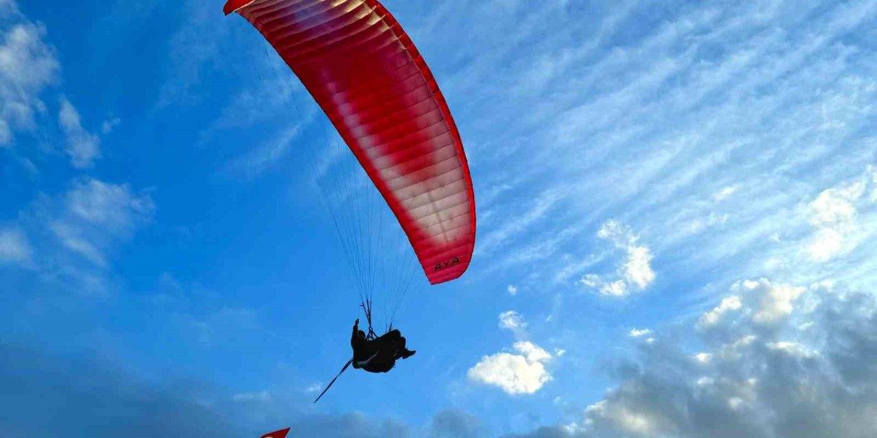 Yamaç Paraşütçüleri Saygı Uçuşu Gerçekleştirdi