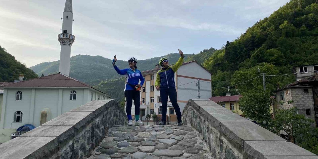 İranlı Bisikletçiler ’dünya Yeşil Kalsın, Savaş Olmasın’ Diye Pedal Çevirdiler