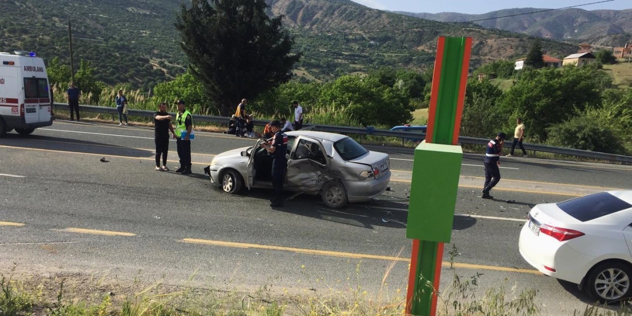 Elazığ’da Trafik Kazası: Çarpışan Otomobillerden Biri Alev Alev Yandı, 1 Kişi Öldü 6 Kişi Yaralandı