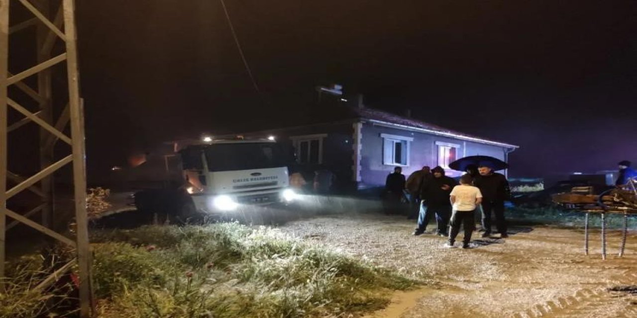 Yıldırım Düşen Evde Yangın Çıktı