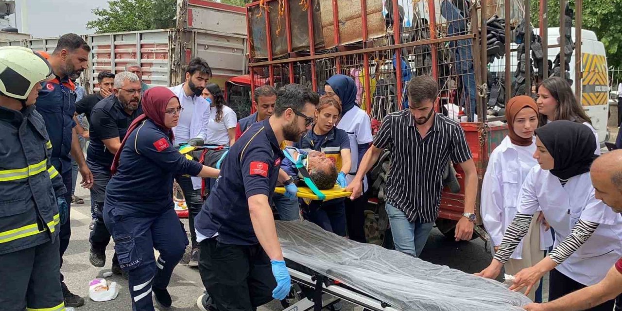 Kamyonet Tırın Altına Girdi: 1’i Ağır 2 Yaralı