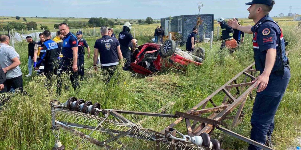 Kontrolden Çıkan Otomobil Elektrik Direğine Çaptı: Teller Yola Düştü