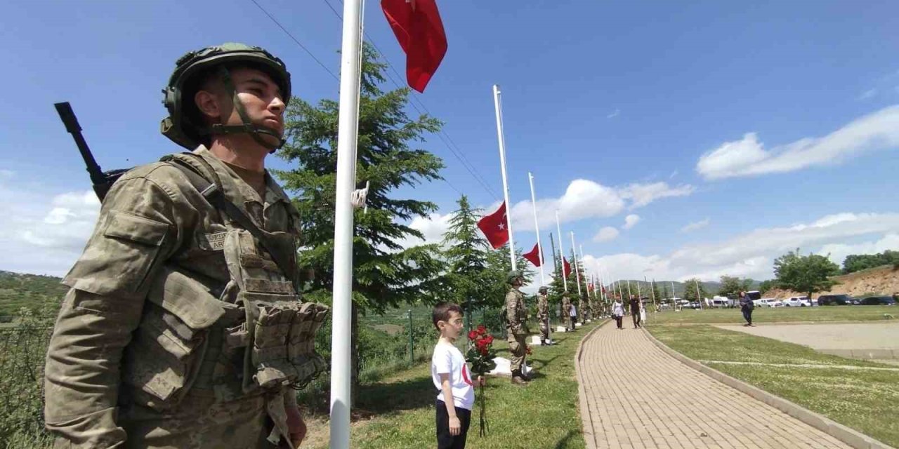 Bingöl’de 31 Yıl Önce Şehit Edilen 33 Er Anıldı