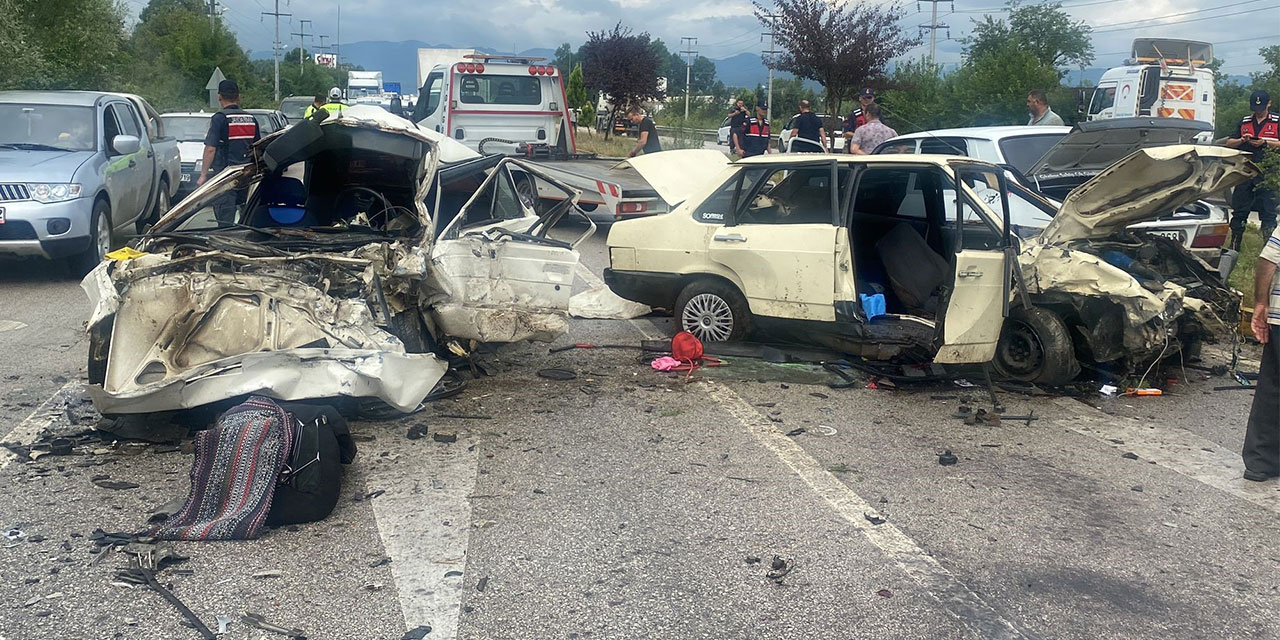 Rize plakalı otomobil 3 araçlı zincirleme kazaya karıştı