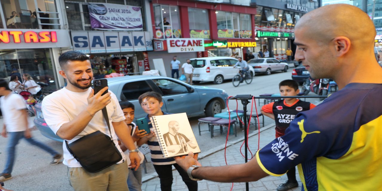 Tanımadığı Kişilerin Resmini Çiziyor, Hediye Ederken Video Çekip Sosyal Medyada Paylaşıyor