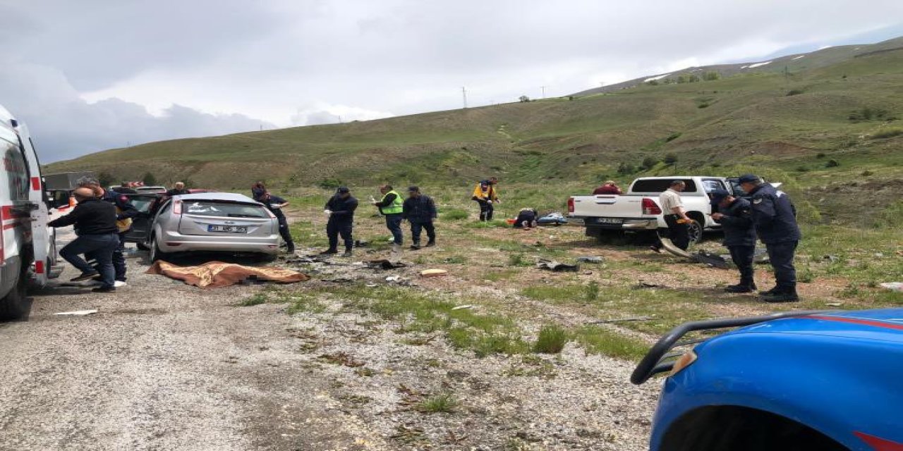 İmranlı’da Trafik Kazası: Ölü Ve Yaralılar Var