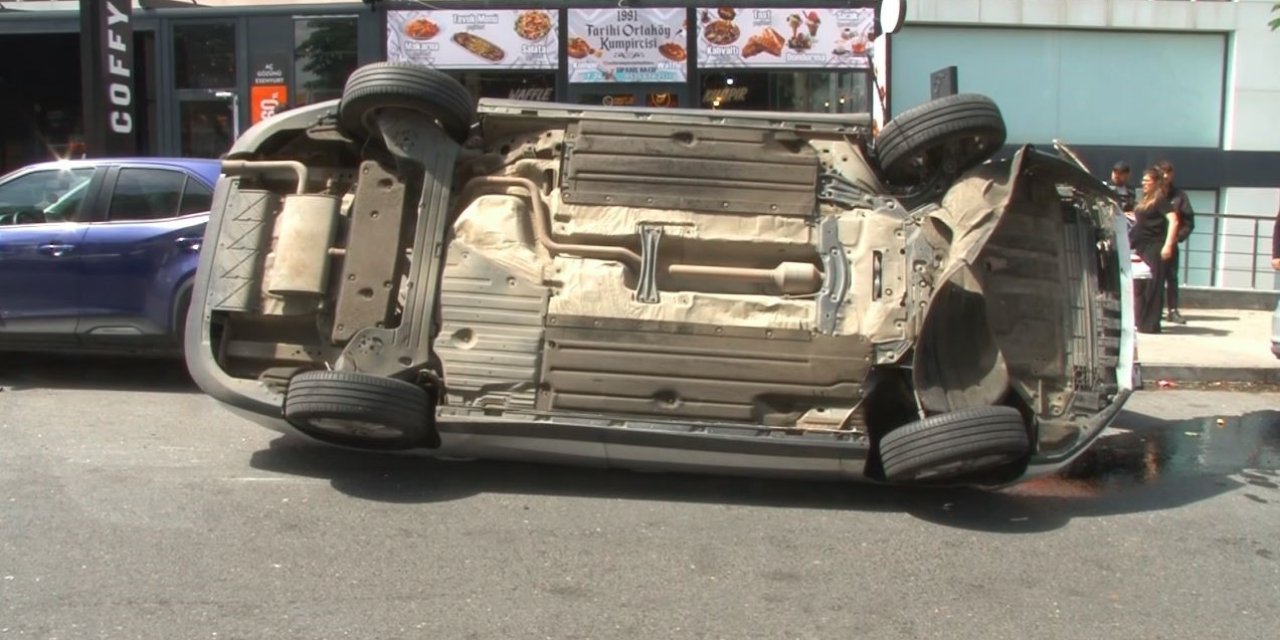 Esenyurt’ta Araçlara Çarparak Yan Yatan Alkollü Sürücünün Kullandığı Araç Kamerada