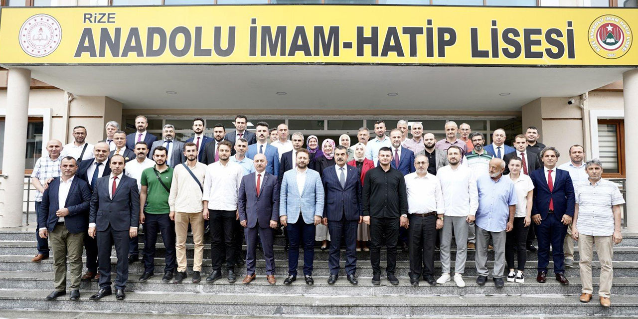Bakan Tekin mezun olduğu Rize Anadolu İmam Hatip Lisesini ziyaret etti